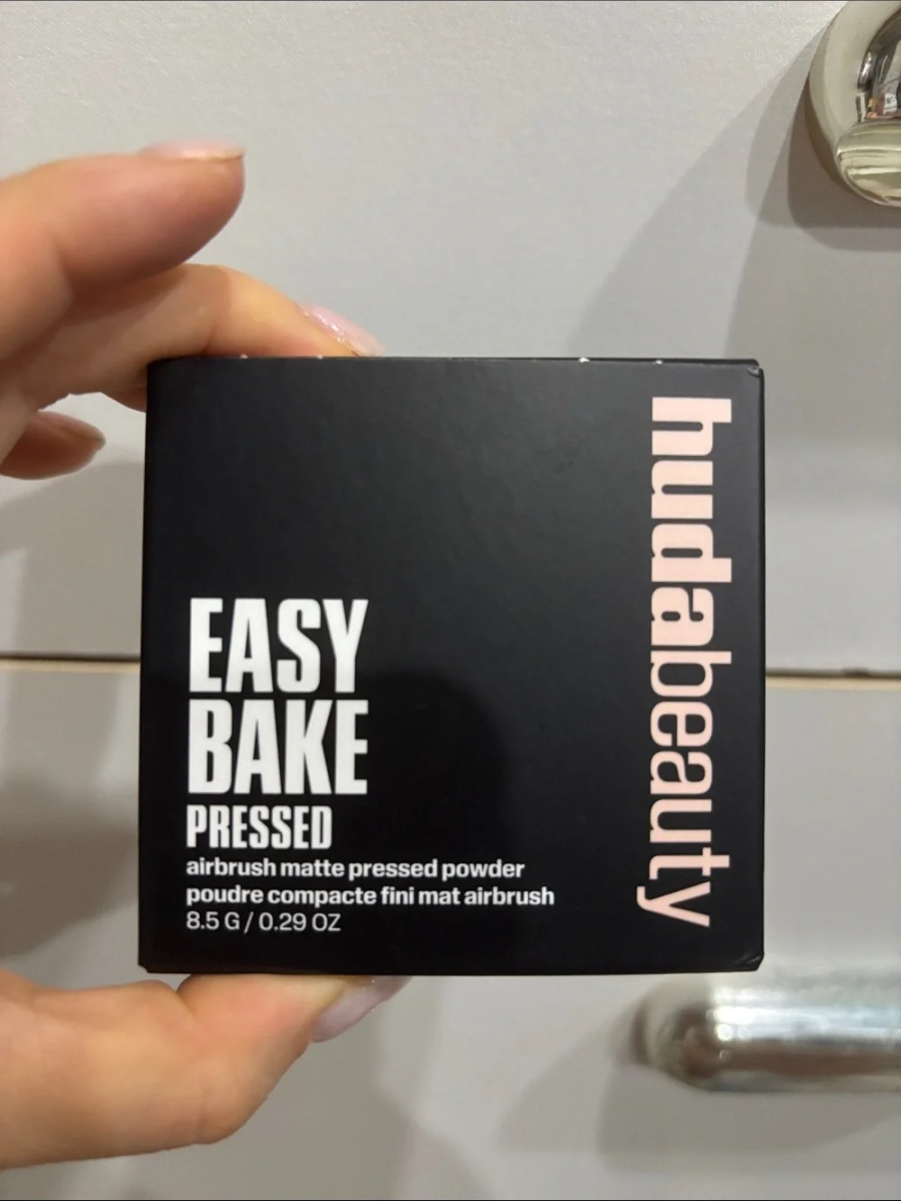 HUDA BEAUTY lightweight pressed